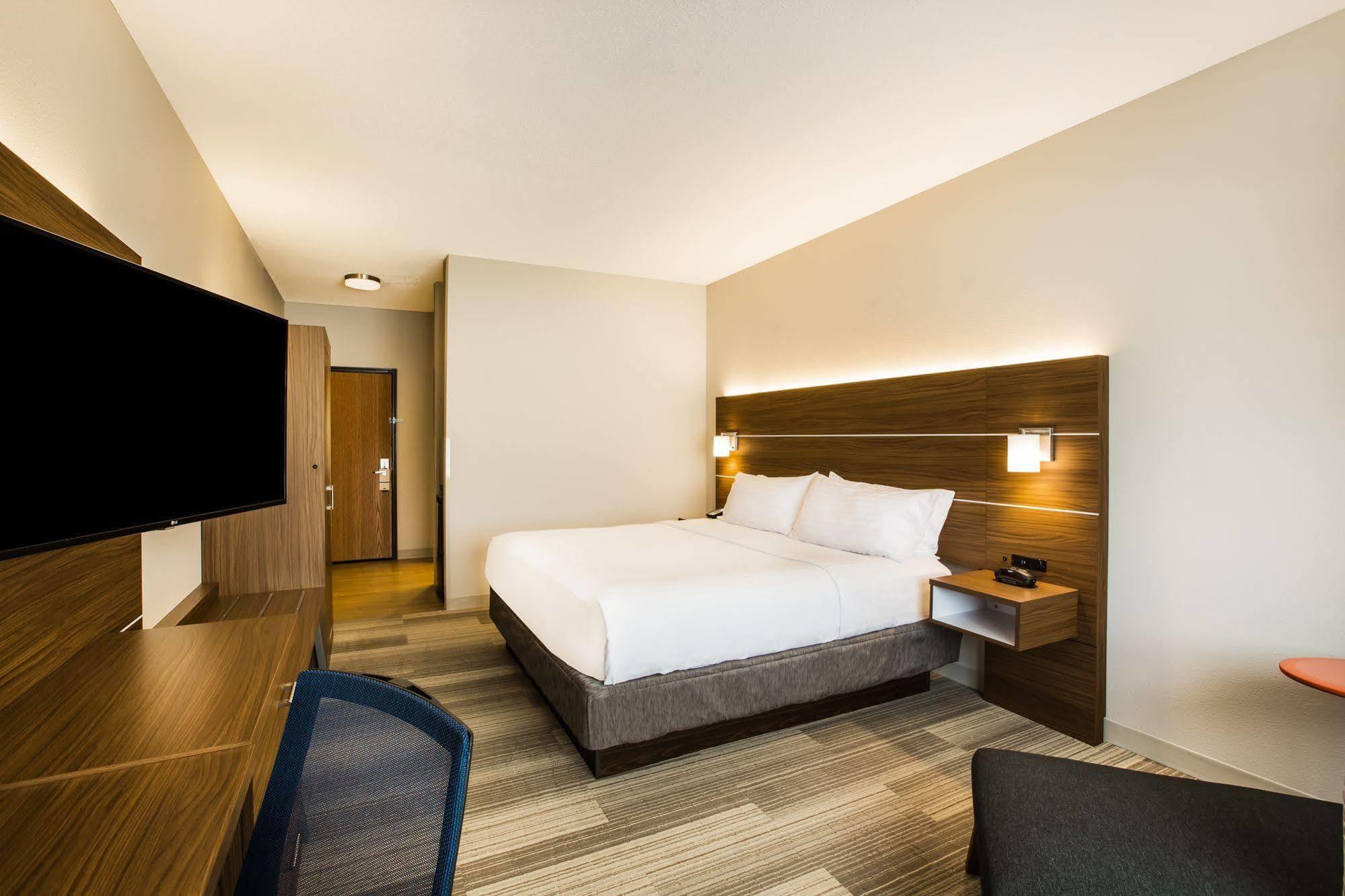 Hotel Express & Bellevue-omaha Area By Ihg 2*