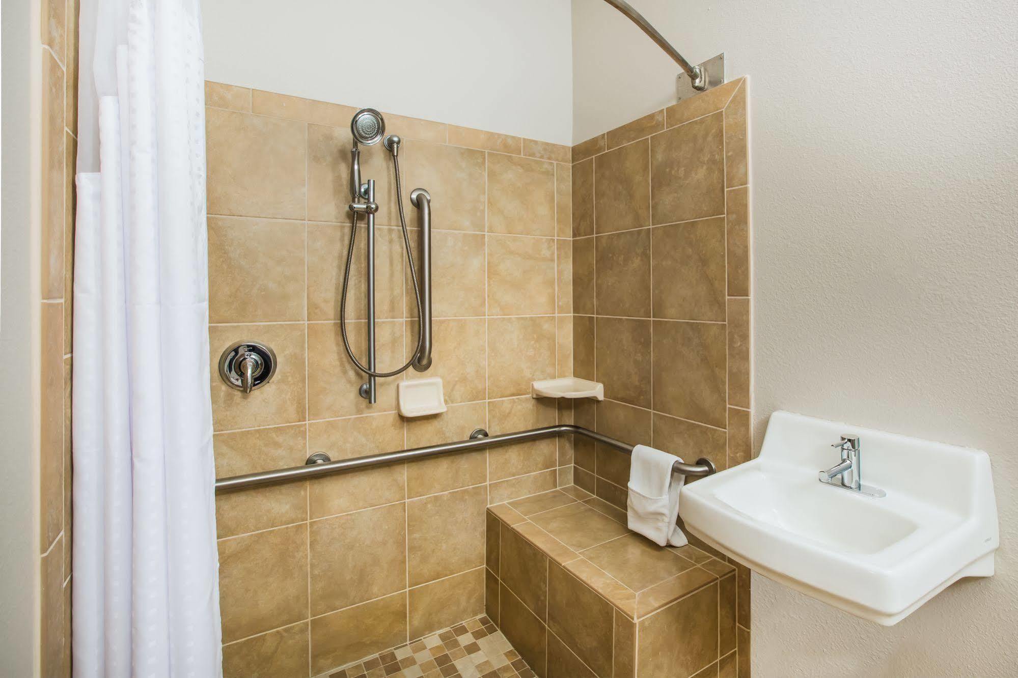 Express & Bellevue-omaha Area By Ihg Hotel 2*