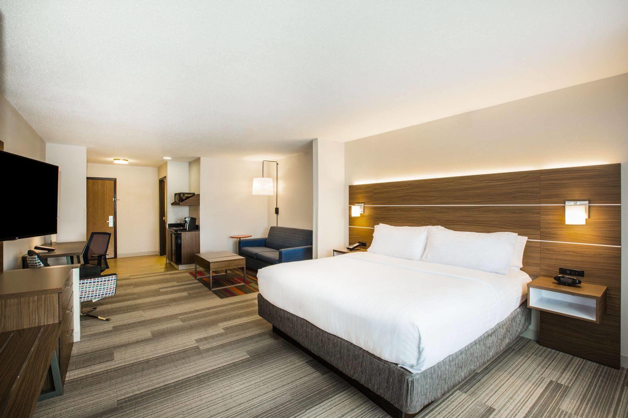 Express & Bellevue-omaha Area By Ihg Hotel